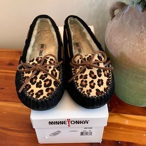 MINNETONKA women’s size 8 leopard moccasins